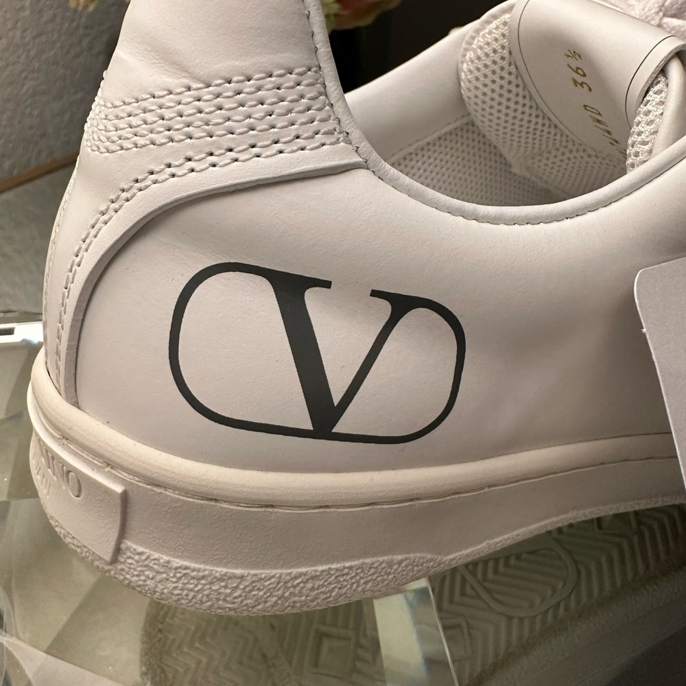 VALENTINO GARAVANI
Backnet leather trainers
36.5 EU. Worn once - Picture 6 of 16